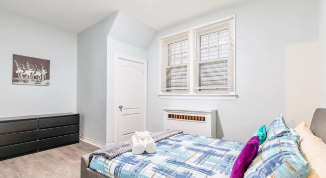 Bright and Modern 2BR Apartment With Netflix, Varaa Huoneisto Hamilton 