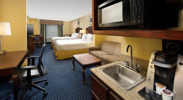 Четырёхместный люкс Holiday Inn Express & Suites San Antonio West Sea World Area by IHG