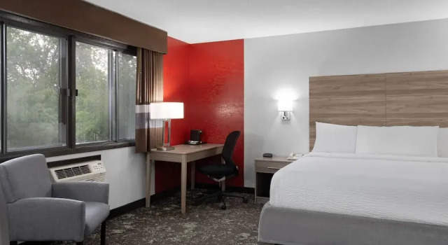 Люкс Deluxe Ramada by Wyndham Cedar Rapids South