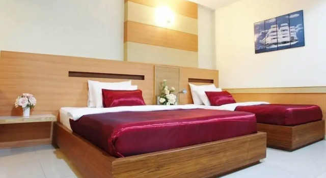 Трёхместный номер Standard с балконом Amnauysuk Hotel