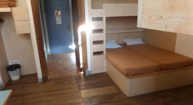 Кровать в общем номере (мужской номер) Auberge de jeunesse de labbaye de Cadouin