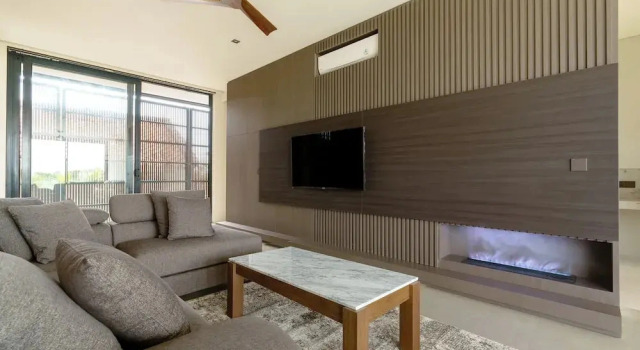 Ultra-Luxe 4BR Seminyak Villa | Enclosed AC Living & Private Pool, Varaa Villa Mökit kohteessa Bali, Mökki