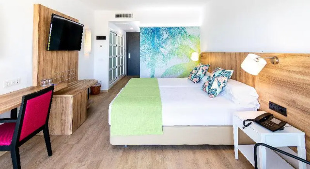 Четырёхместный номер Standard Hotel Costa Calero Thalasso & Spa