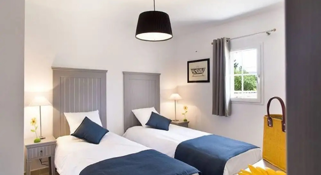 Lagrange Vacances - Le Clos Savornin, Забронировать Отель Сен-Сатюрнен-д'Апт Route de la Lavande