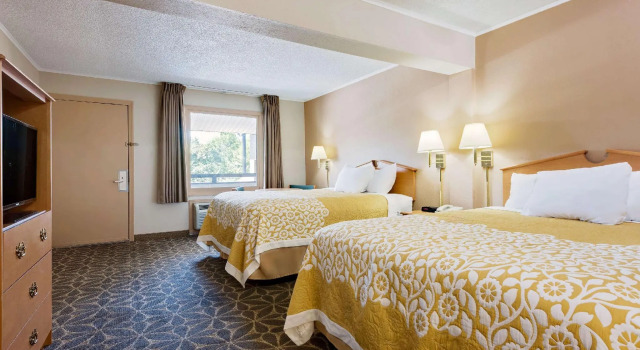 Четырёхместный номер Standard Days Inn by Wyndham Fairmont