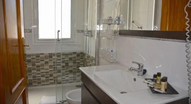 Трёхместный номер Standard с балконом и с частичным видом на море Hotel Al-Andalus