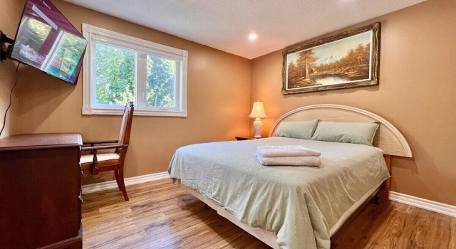 Номер Comfort Cozy Home Near Transit & Hillcrest Mall with Free Parking