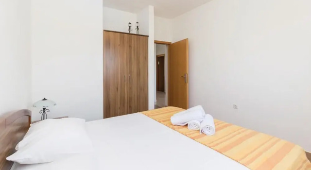 Amazing Home in Pasman With Wifi and 8 Bedrooms, Rezervovat Hotel Hotely v Pašman s bazénem, Bazén