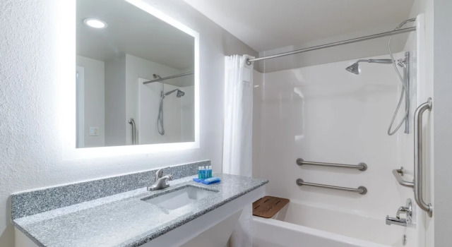 Двухместный люкс Holiday Inn Express Prince Frederick by IHG