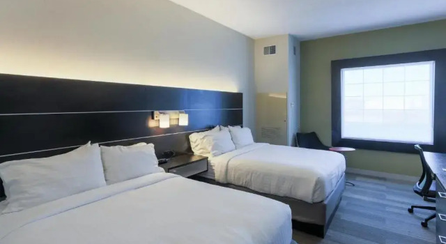 Четырёхместный номер Standard Holiday Inn Express Hotel & Suites Reading by IHG