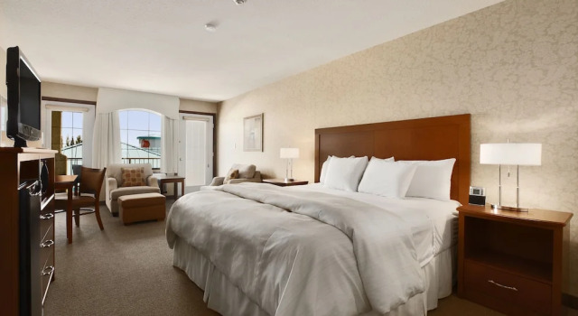 Двухместный номер Deluxe с балконом Days Inn & Suites by Wyndham Brandon
