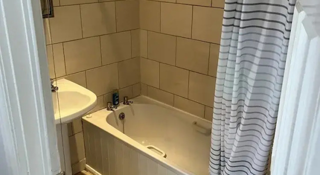 Кровать в общем номере Beverley Budget Inn