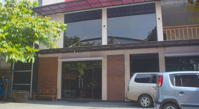 RedDoorz Plus near Stadion Mandala Krida