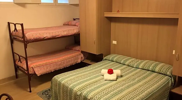 Четырёхместный номер Economy Hotel Derby S