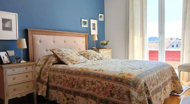 3 Bed Flat - Sleeps 6 - Pool - Garden - Parking, Забронировать Отель Вильягарсия-де-Ароса Pontevedra Province, рядом с Punta Fradiño