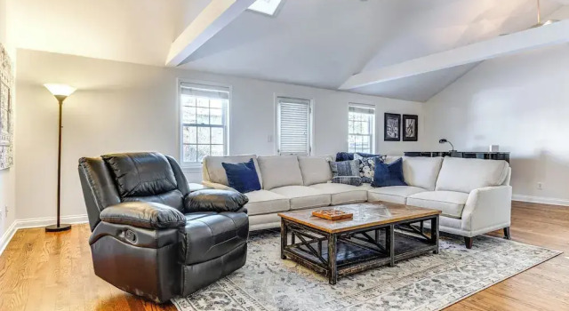 Walk to Main St & Parks: Zionsville Village Home, Rezerwuj Dom wakacyjny Hotele w Zionsville z parkingiem, Parking