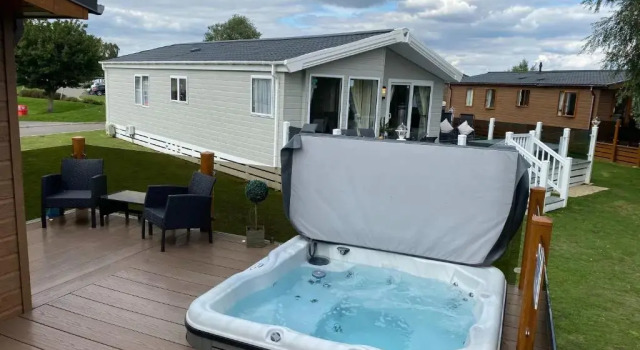 Апартаменты Indulgence Lakeside Lodge i2 with hot tub, private fishing peg situated at Tattershall Lakes Country Park