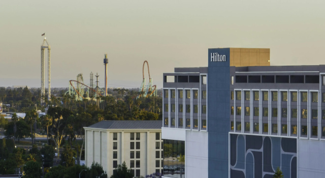 Hilton Buena Park Anaheim, Забронировать Отель Буэна-Парк Disneyland California, рядом с Парк развлечений Knott's Berry Farm