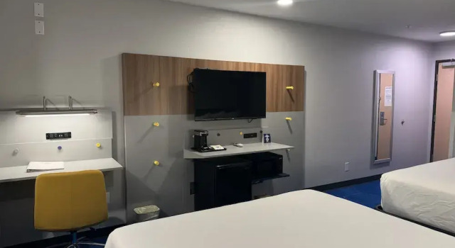 Четырёхместный номер Standard Microtel Inn & Suites by Wyndham Independence