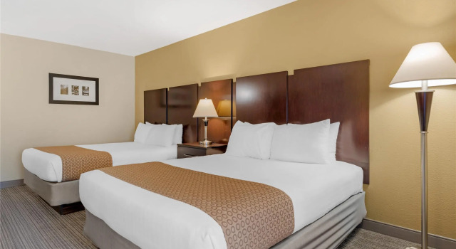 Четырёхместный номер Standard с балконом и с видом на поле для гольфа Best Western Plus Plaza by the Green