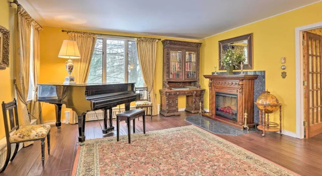 1 Mi to Lake Wallenpaupack: Spacious Poconos Villa, Book Villa Hawley Wayne County