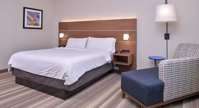 Люкс Holiday Inn Express Hotel & Suites Elgin by IHG