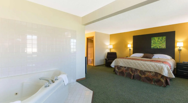 Deluxe suite Super 8 by Wyndham Perry IA