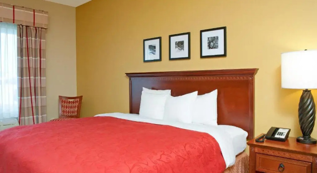 Двухместный люкс c 1 комнатой Country Inn & Suites by Radisson, Bloomington-Normal Airport, IL