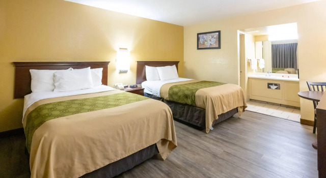 Четырёхместный номер Standard Econo Lodge McAlester