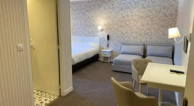 Трёхместный номер Comfort Logis Hôtel Auberge du Port des Roches