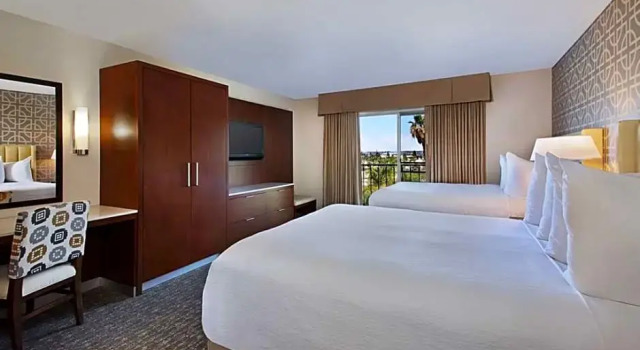 Четырёхместный люкс с 2 комнатами Embassy Suites by Hilton Anaheim North
