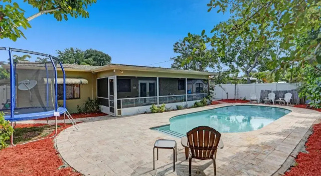 Коттедж NEW Adorable Villa 7 min to Beach Trampoline