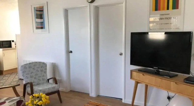 Cosy, Quiet bungalow, one minute from the beach.