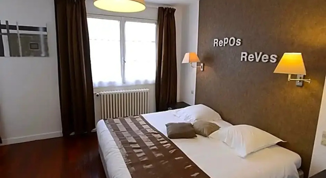 Трёхместный семейный люкс The Originals City, Hôtel Le Cheval Rouge, Tours Ouest