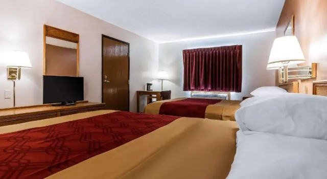 Четырёхместный номер Standard Rodeway Inn Holdrege