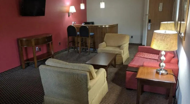 Люкс Deluxe Ramada by Wyndham Raleigh