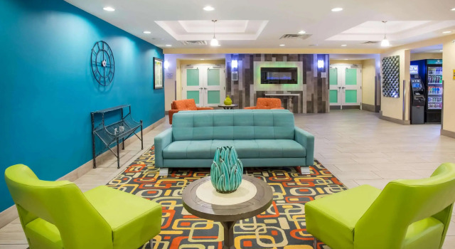 La Quinta Inn & Suites by Wyndham Rochester Mayo Clinic S, Varaa Hotelli Hotellit Minnesota pysäköinnillä, Pysäköinti