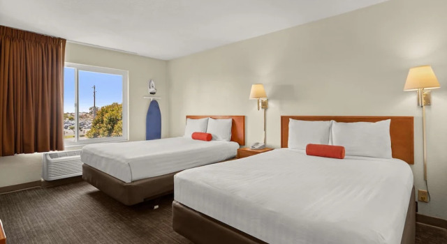 Четырёхместный номер Deluxe Good Nite Inn Buena Park
