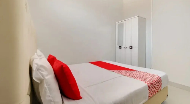 Deluxe studio RedDoorz near RS Permata Cirebon