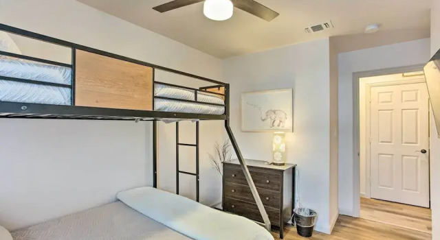 Charming Mckinney Home, Close to Downtown!, Забронировать Дом для отпуска Виллы Мак-Кинни, Вилла