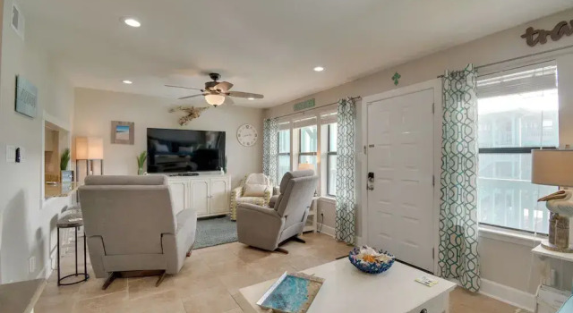 Апартаменты Vibrant Gulf Shores Getaway w/ Pool & Beach Access