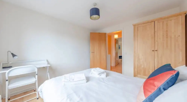 Четырёхместные апартаменты с балконом Spacious 2 Bedroom Apartment Near White City