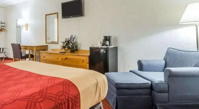 Двухместный номер Standard с балконом Econo Lodge Near Stewart International Airport
