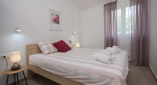 Modern and Cozy Apartment for 3 Guests, Забронировать Апартаменты/квартира Отели Шибеник с парковкой, Парковка