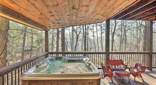 Коттедж с 2 комнатами с балконом Tudor-style Broken Bow Cottage w/ Hot Tub & Decks!