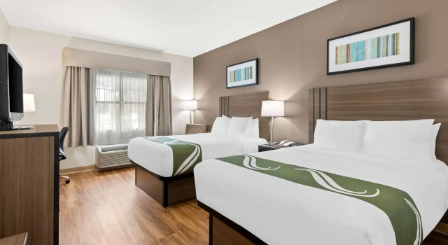 Четырёхместный номер Standard Quality Inn Fayetteville Near Historic Downtown Square