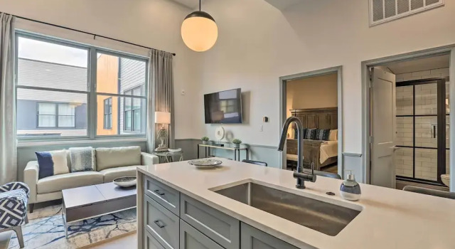 Modern Downtown Birmingham Condo w/ Rooftop Access, Забронировать Апартаменты/квартира Бирмингем штат Алабама, рядом с UAB - Rheumatology