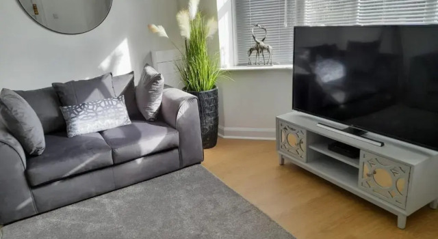 Коттедж Doctors lane Stylish 3 Bedroom contractor Family House with Parking