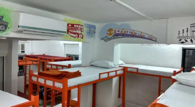Кровать в общем номере Mumbai Backpackers
