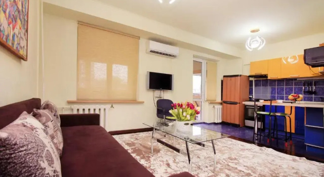 Zhibek Zholy 81 Panfilov corner, Забронировать Отель Отели Алматы с парковкой, рядом с Станция метро Жибек Жолы, Парковка